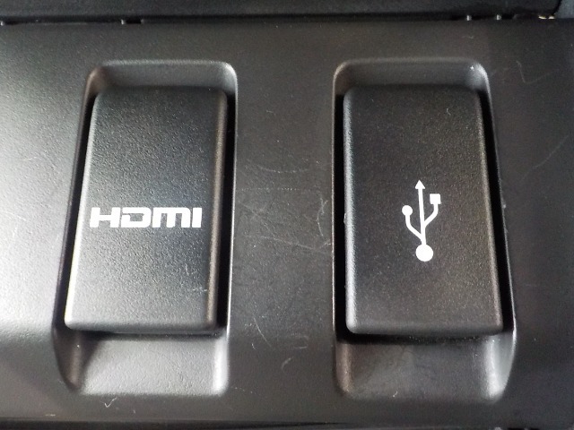HDMIポート、USBポートが装備されております。HDMIポートを他の機器と繋げることによって、モニターへ映像を流すことができます。