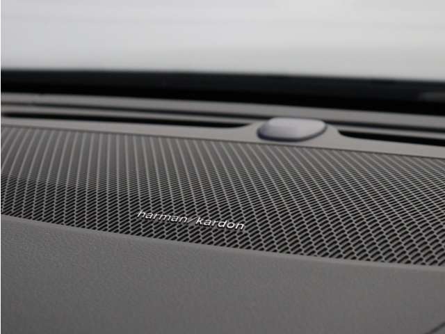 【harman/kardon】世界のオーディオファン垂涎のプレミアムサウンドシステムを搭載。原音に近い音場空間を忠実に再現。乗る人すべてに最良の音響体験を提供します。
