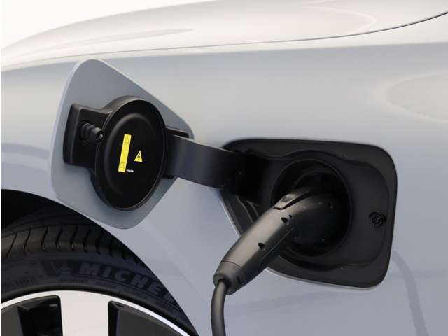 専用コードを接続するだけで簡単に充電が行えます。プラグインハイブリッドモデルT6 AWD PHEVは、走行中の充電のほか、自宅などに設置された充電機器からの充電が可能です。