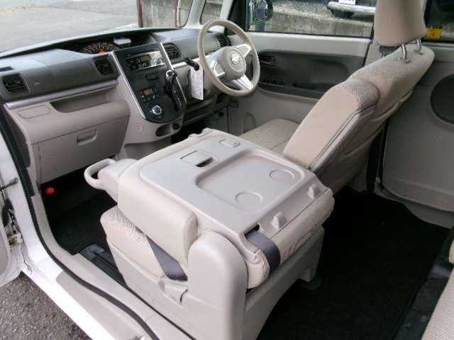 シートバックテーブル