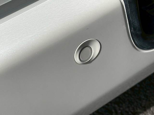 クリアランスソナー搭載。駐車時に障害物の接近をドライバーに知らせてくれます。