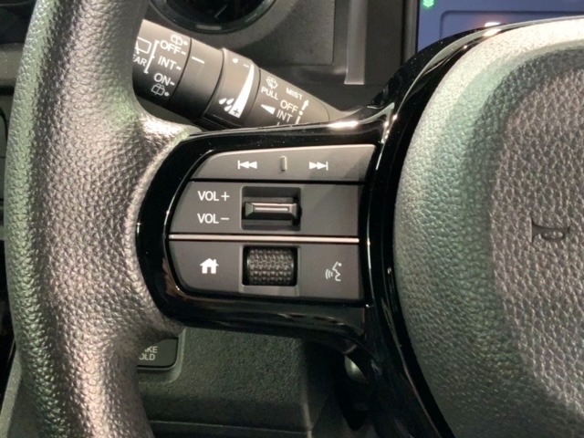 ステアリングにオーディオ操作スイッチが付いています。オーディオ画面に直接タッチしなくても操作が出来ますので、運転に集中できます。