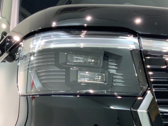 LEDヘッドライトは、点灯の瞬間から最大光量を発揮し、突然暗くなるトンネルなどでの安定感を高めます。