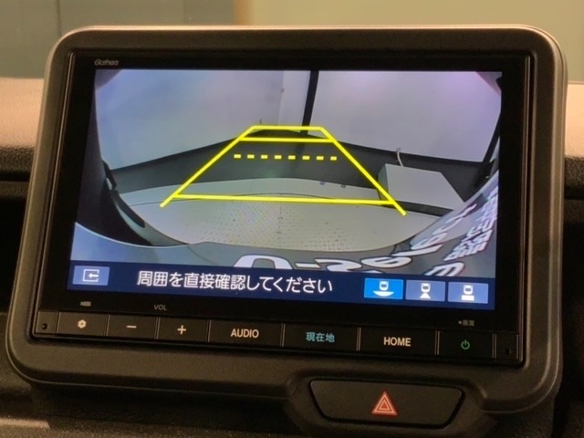 リバースギアに入れるだけで後方の表示へ切り替わります。夜間や雨の日の駐車も楽になりますよ。