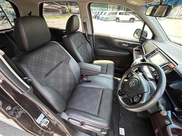 こちらは運転席のシートです。納車前には自社でしっかりクリーニングを行います。また、『AD除菌やシート撥水コーティング（別途料金）』などの、クリーニングメニューもご用意しております。