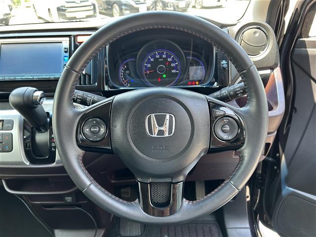 こちらはハンドルの写真です。中古車なので、若干の使用感はありますが、破損、不具合等はありません。弊社はユーザー様から買取した車両を、一台一台チェックして問題のない車両を掲載しております。ご安心ください