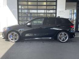 車体寸法：全長4355mm×全幅1800mm×全高1465mm（カタログ値）。