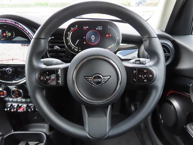 クラシックトリム/LCIモデル/デジタルパッケージプラス/液晶メーター/ACC/MINIドライビングモード/MINIナビID6/Bカメラ/BTオーディオ/ミラーETC/LEDヘッド/Pアシスト/禁煙車/