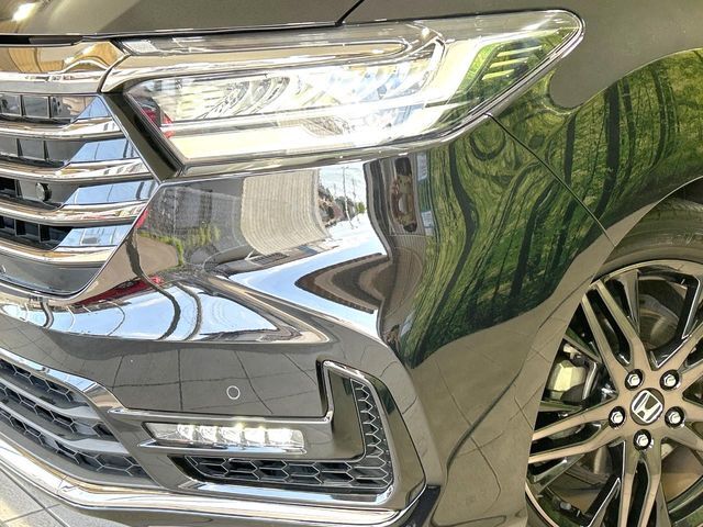 【LEDヘッドライト】悪天候や夜間走行時も良好な視界を確保し安心して運転できる高輝度LEDヘッドライトを装備！点灯速度が早く、消費電力も抑えられています。