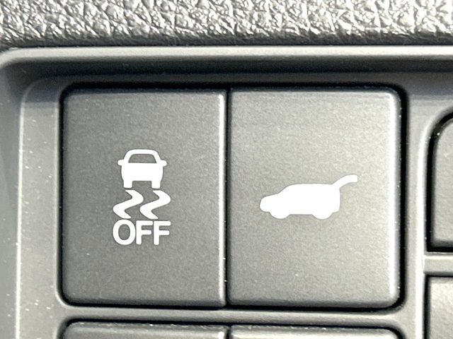 【パワーバックドア】スマートキーや運転席のボタンを押すだけでリアゲートが自動で開閉します！荷物を持っている時や、高い位置にあるバックドアを閉める際に便利な機能です♪