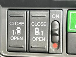 【両側スライドドア】駐車場で隣の車との間隔が狭く乗りにくい時、スライドドアなら安心！ドアオープン時も幅を取らず、開口部が広いので乗り降りがとっても簡単です。大きな荷物の出し入れも後席から可能♪
