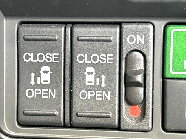 【両側スライドドア】駐車場で隣の車との間隔が狭く乗りにくい時、スライドドアなら安心！ドアオープン時も幅を取らず、開口部が広いので乗り降りがとっても簡単です。大きな荷物の出し入れも後席から可能♪