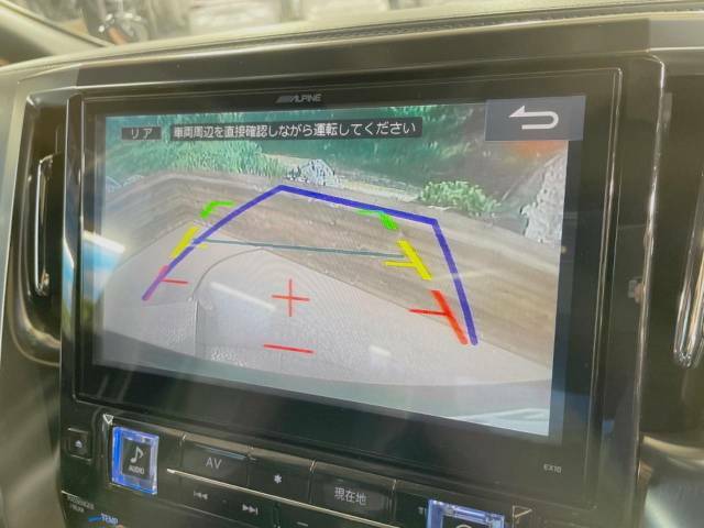 【バックカメラ】駐車時に後方がリアルタイム映像で確認できます。大型商業施設や立体駐車場での駐車時や、夜間のバック時に大活躍！運転スキルに関わらず、今や必須となった装備のひとつです！