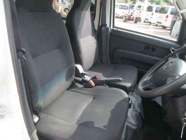 当店では気持ちよく乗っていただくために、入庫時に丁寧にルームクリーニングをしております。抗菌・除菌スプレーもかけています。