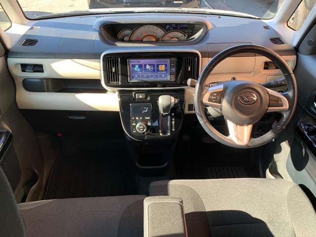 インパネはシンプルなデザイン！各操作スイッチなども使いやすい位置に配置されています！