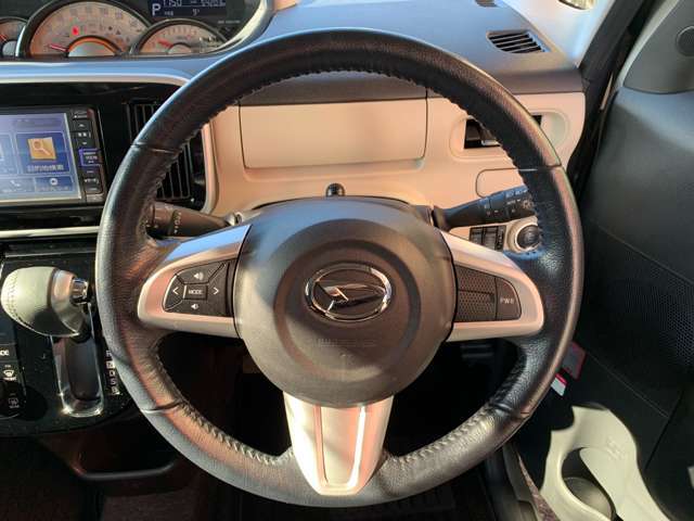 シンプルな運転席で、運転は軽いハンドル回しで軽快なドライブを楽しめます！