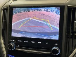 【バックカメラ】駐車時に後方がリアルタイム映像で確認できます。大型商業施設や立体駐車場での駐車時や、夜間のバック時に大活躍！運転スキルに関わらず、今や必須となった装備のひとつです！