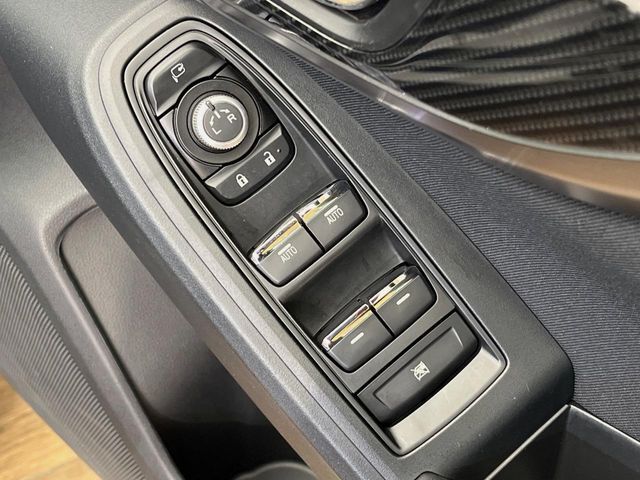 【電動格納ミラー】サイドミラーは電動格納式となっており、狭い駐車場でもキズがつくリスクを抑えられます。