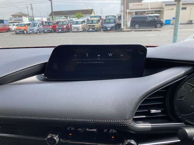 納車前には経験豊富な当社整備士が、しっかり点検、整備を致します。エンジンオイルはもちろんのこと、消耗品等もしっかりチェックし、交換しております。車検と同じ検査基準をクリアしてお渡ししております。