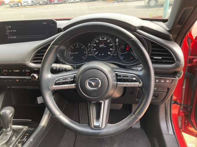 もちろんのことですが、当社では条件よいお車をお値打ちにご提供できるように日々励んでおります。当社在庫のお車は年式、距離、装備の条件で検索をかけていただければどのお車もお値打ちだと自信を持っております。