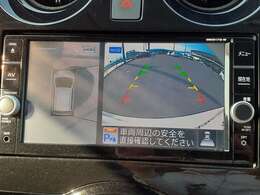 アラウンドモニター（全周囲カメラ）クルマを真上から見ているかのように周囲の状況を把握しながら安心して駐車が出来ます。左前方や後方の安全も瞬時にわかり縦列駐車も安心です。