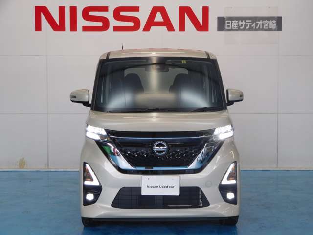 白色光で遠方まで明るく照らしだし、ナイトドライブでの安全運転をサポート
