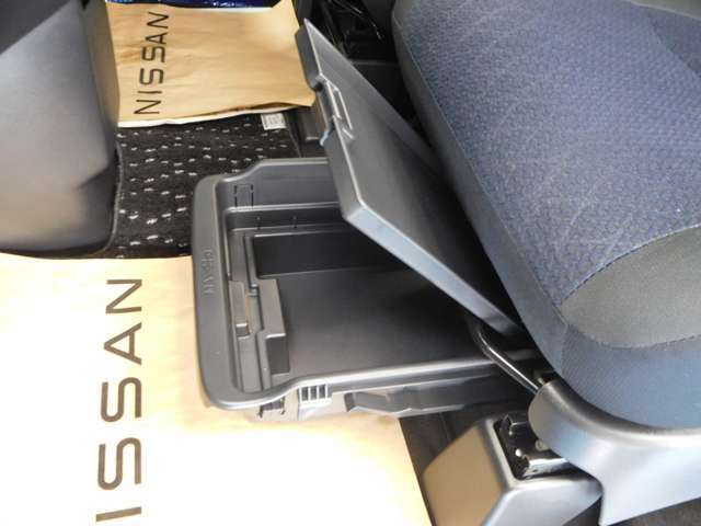 助手席シートアンダーボックス　室内の整理整頓に便利です