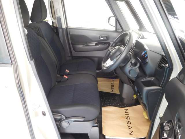 運転席の足元も広く余裕があります　シートリフター付きで小柄な方でも高さ調整が可能です