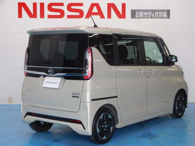 狭い駐車場での乗り降りや荷物の出し入れにとても便利なスライドドア