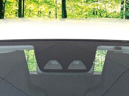 【スマートアシスト】走行中に前方の車両等を認識し、衝突しそうな時は警報とブレーキで衝突回避と被害軽減をアシスト。より安全にドライブをお楽しみいただけます。