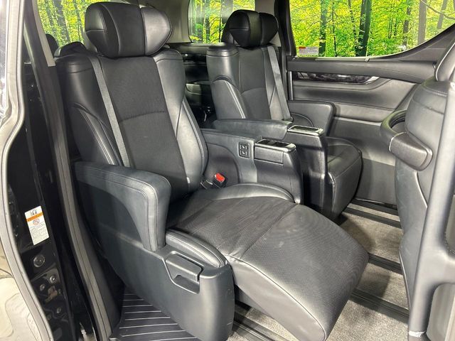 【オットマン付セカンドシート】足を延ばしてリラックスしたいときに便利なオットマン！ロングドライブや仮眠の際にもゆったり快適にお過ごしいただけます♪