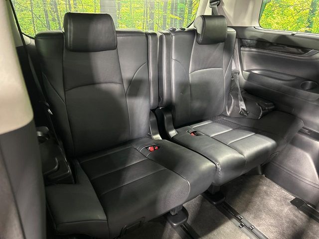 3列目シートはもちろん状態良好☆大人でもゆったりと座って頂けますので、大人数でのお出かけもラクラクです♪ご家族で、気の知れた仲間で、ドライブに行くのが楽しみですね♪