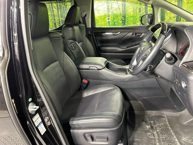 【合皮レザーシート】汚れのふき取りが容易でメンテナンスもが簡単な、機能性に優れる合成皮革を採用した上質なシートです。座り心地もよく、高級感あふれる心地良い車内空間を演出してくれます。