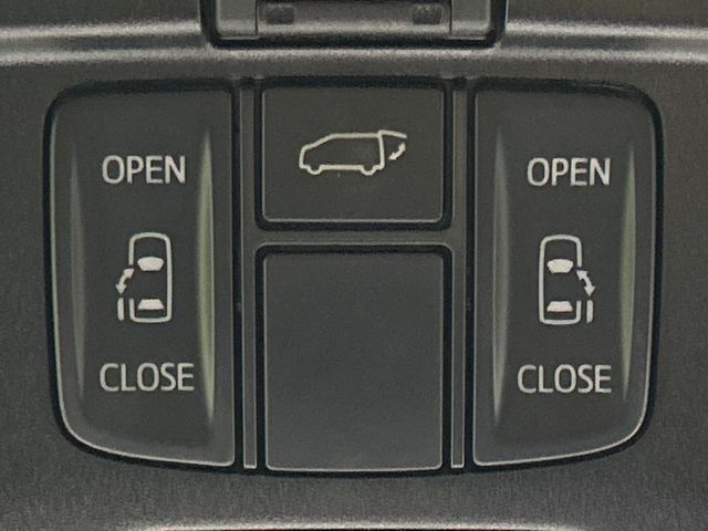 【両側パワースライドドア】スマートキーや運転席のスイッチで後席両側スライドドアの開閉が可能♪電動だから力を入れてドアを開ける必要が無く、小さなお子様でも簡単に開け閉めでき快適です♪