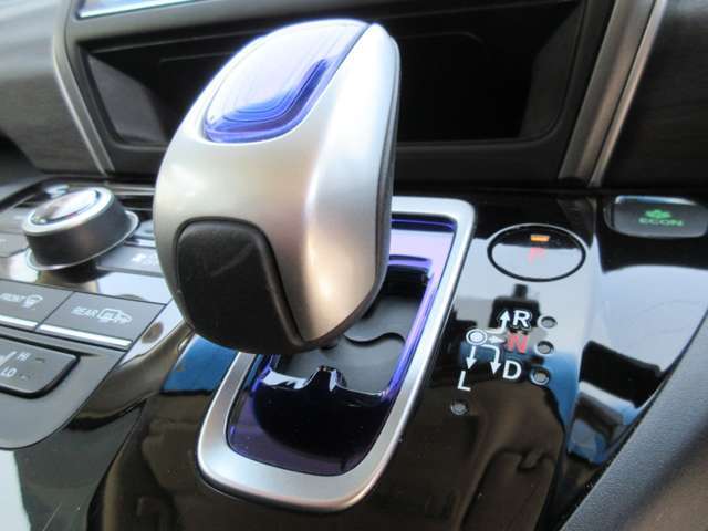高価下取、買取も行なっております。またご不用のお車の引取り、廃車手続も承ります。