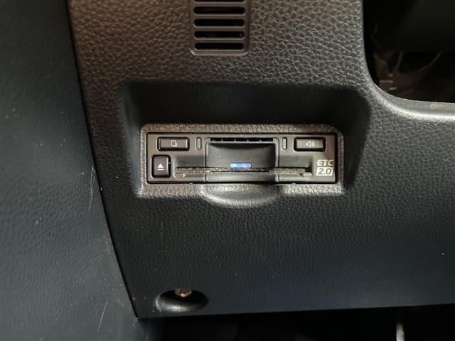 【ETC】有料道路を利用する際に料金所で停止することなく通過できる、ETC車載器（ノンストップ自動料金収受システム機器）が装備されています。セットアップを行うことで利用可能になります。