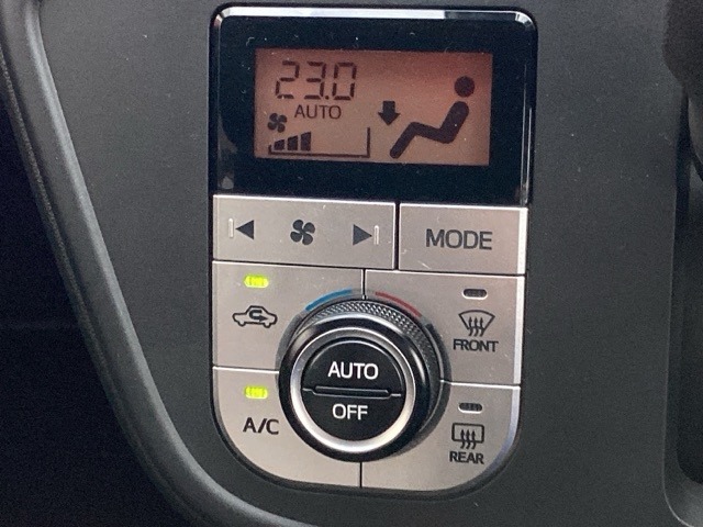 フルオートエアコンなので、スイッチ1つでオールシーズン快適温度に設定する事が出来ます。