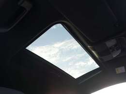 見晴らし良好な電動パノラマサンルーフ