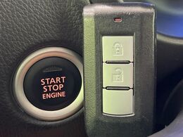 【インテリジェントキー】カバンやポケットに入れたままでもドアの施錠・解錠が可能なスマートキーを装備。エンジンのオン・オフ時もカギを取り出す必要が無いからとっても便利です♪