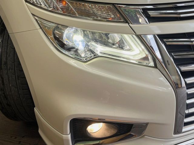 【LEDヘッドライト】悪天候や夜間走行時も良好な視界を確保し安心して運転できる高輝度LEDヘッドライトを装備！点灯速度が早く、消費電力も抑えられています。