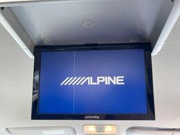 【フリップダウンモニター】大画面モニターで後席でもエンタメをお楽しみいただけます。小さなお子様にも大人気の装備です♪