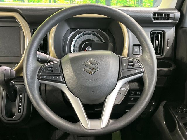 インテリアに合わせたデザインのステアリングは、運転される方のことも考え、運転しやすい形状、大きさです。是非一度、実際に触ってお確かめください。