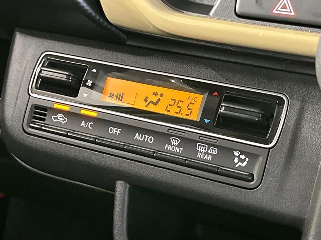 【オートエアコン】一度お好みの温度に設定すれば、車内の温度を検知し風量や温度を自動で調整。暑い…寒い…と何度もスイッチ操作をする必要はありません。快適な車内空間には必須の機能ですね♪