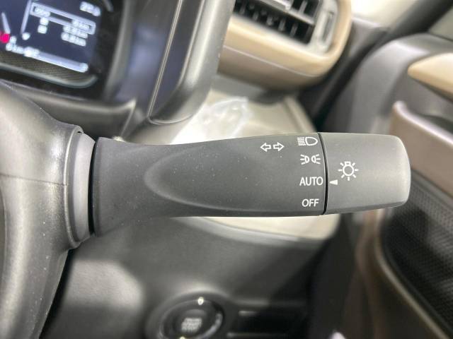 【オートライト】周りの明るさに応じて自動でヘッドライトの点灯・消灯ができる機能です！ライトの付け忘れ・消し忘れなどが無くなり、雨の日や夕方の走行も安心！トンネル通過時も便利ですね♪