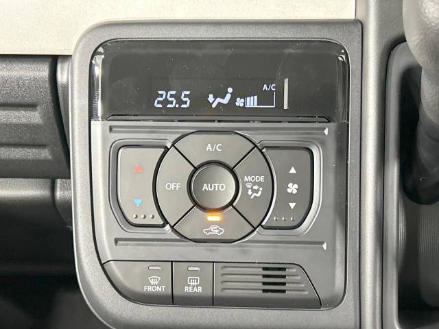 【オートエアコン】一度お好みの温度に設定すれば、車内の温度を検知し風量や温度を自動で調整。暑い…寒い…と何度もスイッチ操作をする必要はありません。快適な車内空間には必須の機能ですね♪