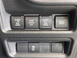 【ハンズフリー機能付き両側パワースライドドア】スライドドアの下に足先を入れてすぐ引くと、自動的にスライドドアが開閉します！荷物で両手がふさがった状態でも、ドアの開閉ができてとっても便利！