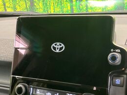 【10.5インチナビ】高級感とインパクトのある大画面ナビを装備。各種オーディオ操作はもちろん、スマホ連携もできる利便性の高いナビです♪