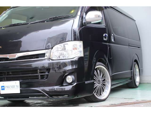 ワゴンGLのシンプルさと対照的で引き締まったVIP感あるデザイン。。