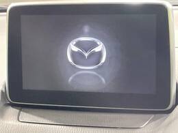 【8インチマツダコネクト】車内の雰囲気にマッチした大型のディスプレイ。スマホ接続でのナビ使用やBluetooth再生等、様々な機能が楽しめます。直感的なダイヤル操作が可能で、使い勝手も良好です。