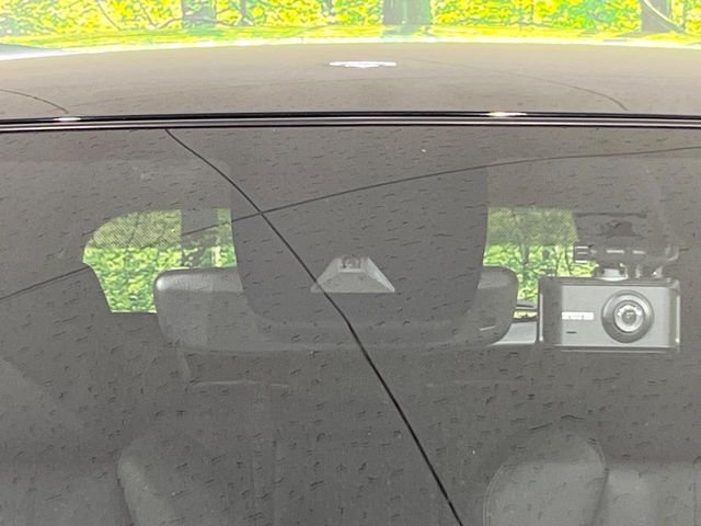 【トヨタセーフティセンス】走行中に前方の車両等を認識し、衝突しそうな時は警報とブレーキで衝突回避と被害軽減をアシスト。より安全にドライブをお楽しみいただけます。
